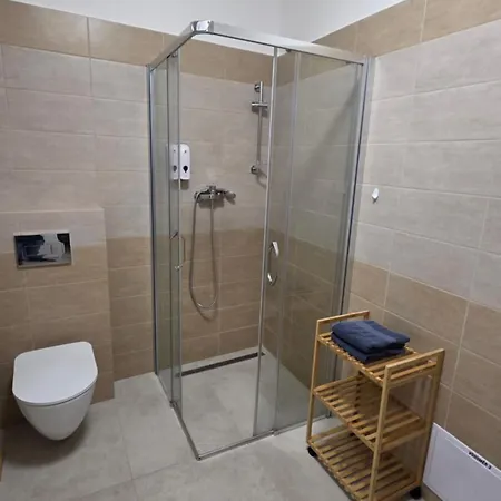 Apartman Anna - *